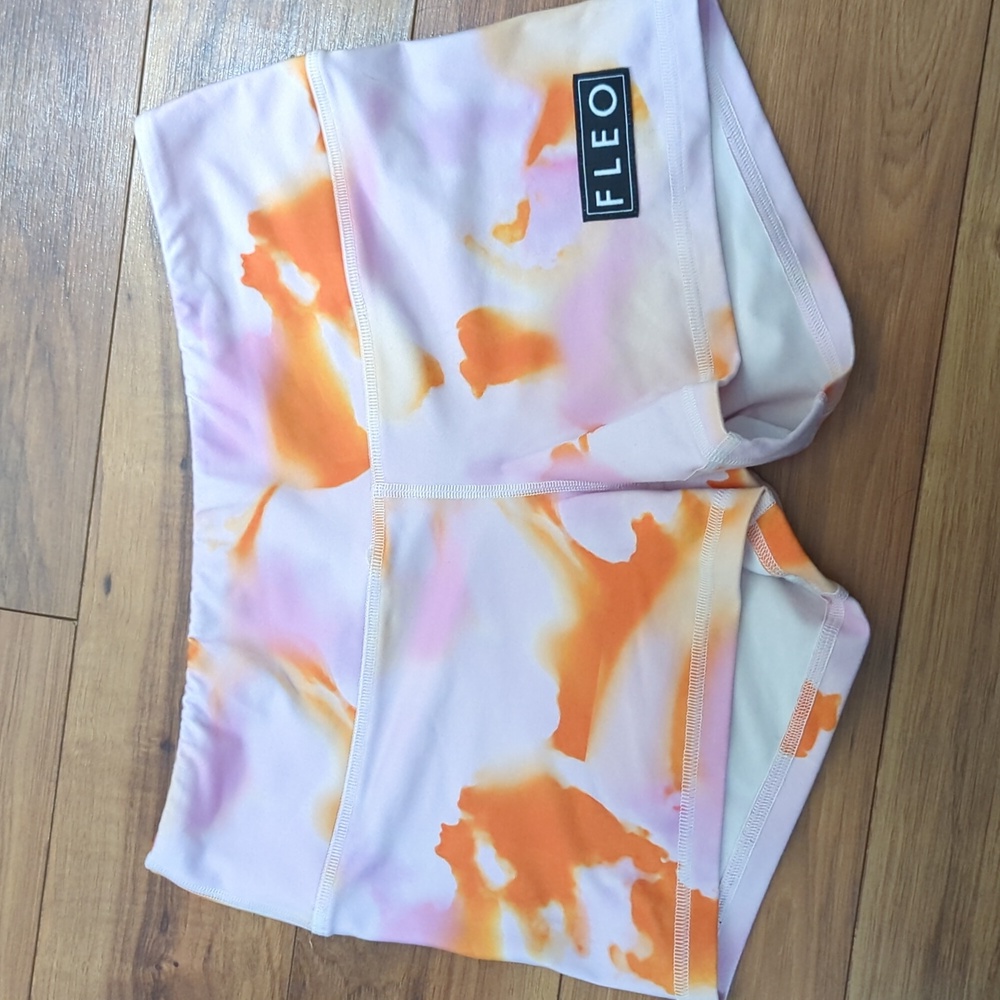 Fleo size M 3.25 shorts - Totally Glowing